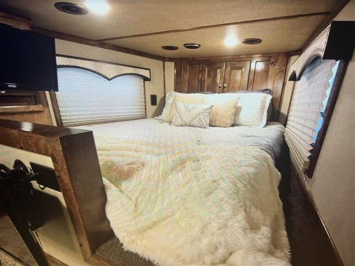Used 2020 Twister 4 Horse with Outlaw Interior