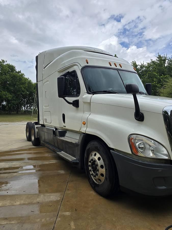 Used 2015 Freightliner Cascadia Conventional Sleeper Semi