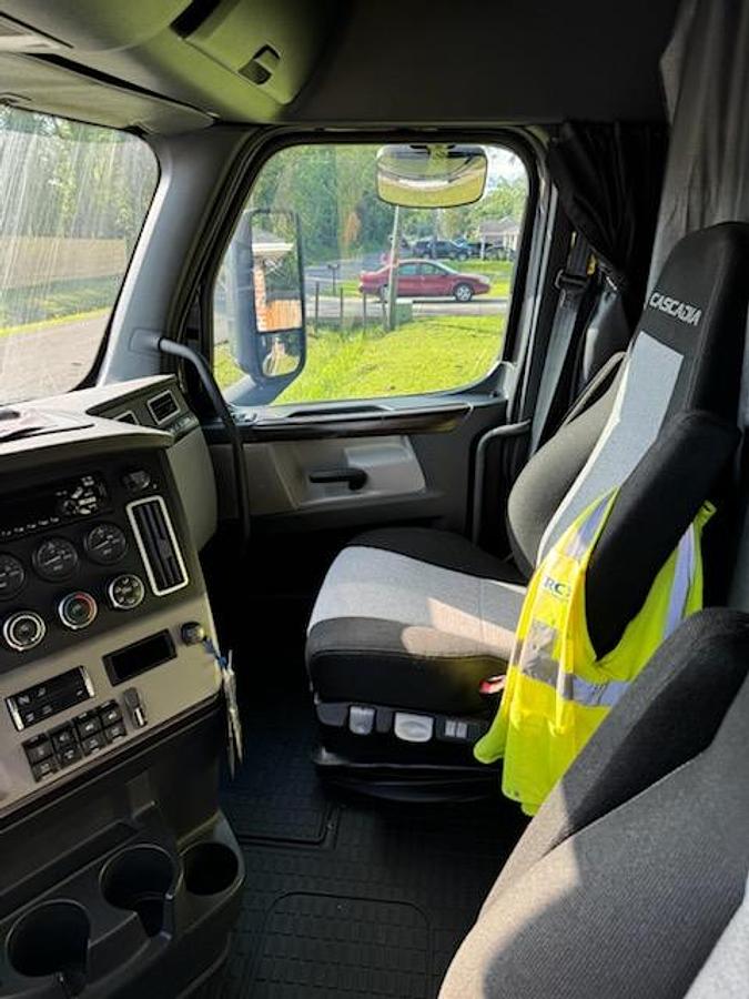 Used 2020 Freightliner Cascadia 125