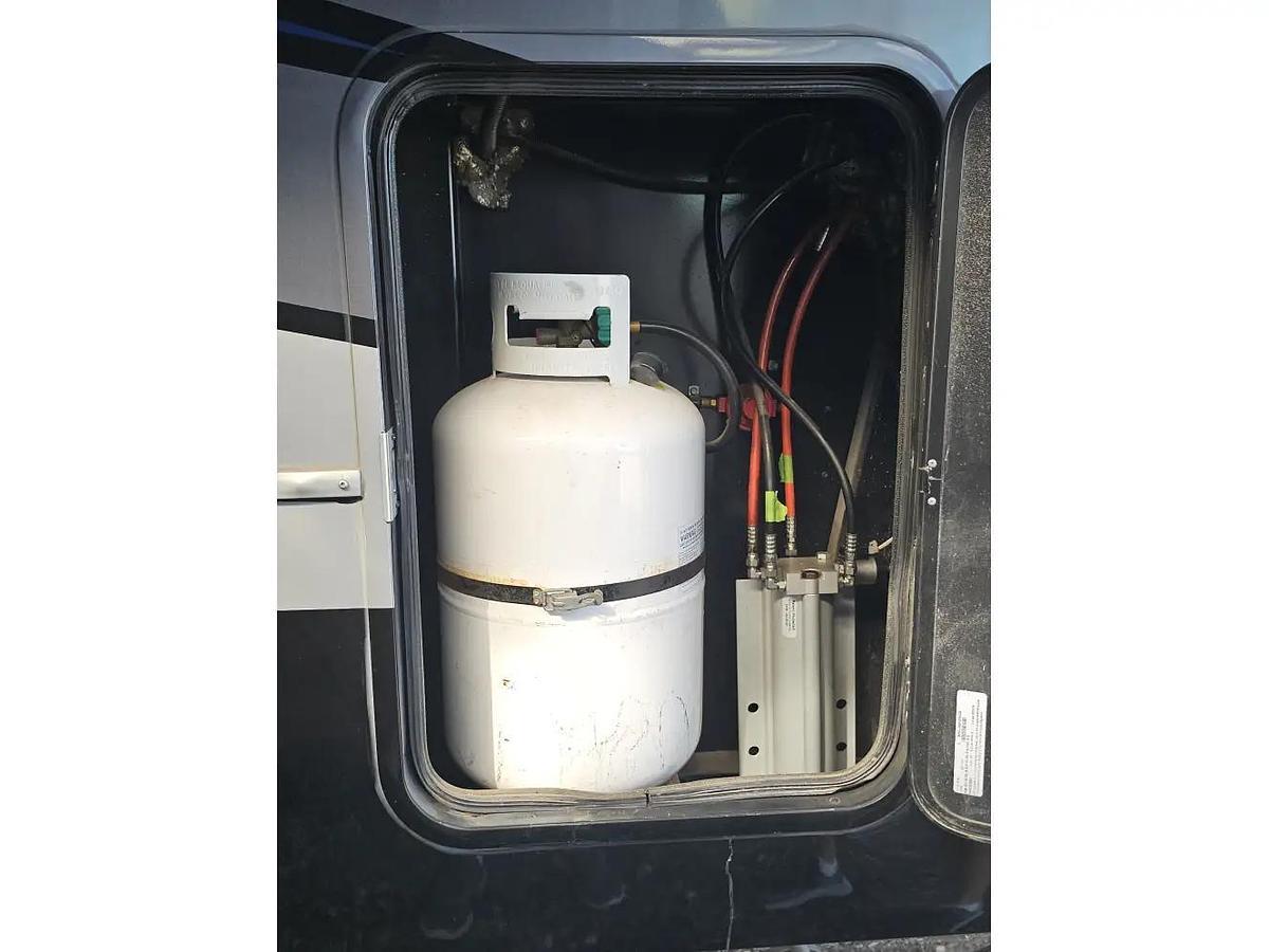 Used 2018 Vanleigh Beacon 39GBB Fifth Wheel