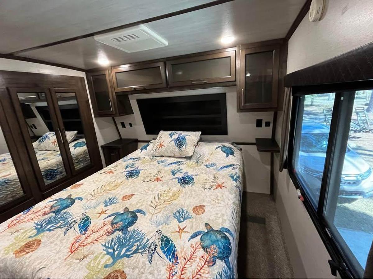 Used 2020 Dutchmen Voltage 3915 Toy Hauler