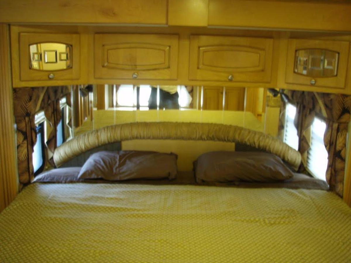 Used 2007 Newmar Dutch Star 4320 and Stacker Trailer