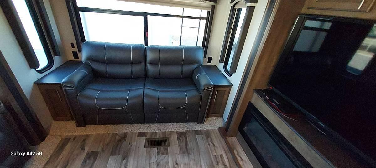 Used 2018 Keystone Cougar 30RLS Fifth Wheel