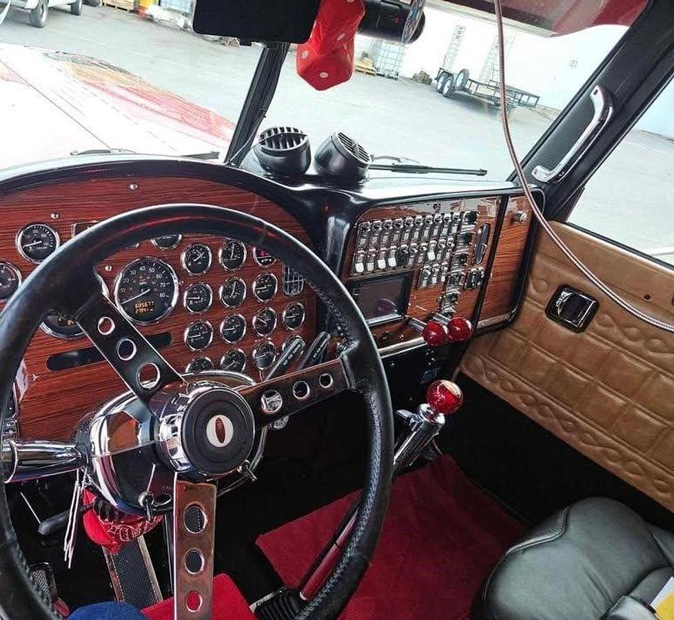 Used 2013 Peterbilt 389 Sleeper Semi Truck