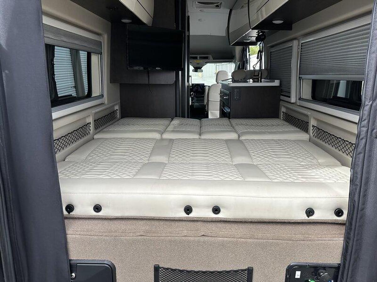 Used 2025 Jayco Solstice 21b