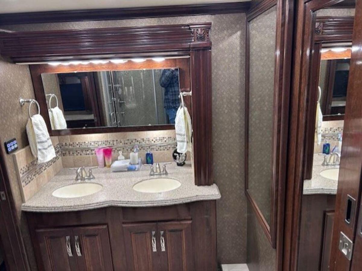 Used 2017 American Coach American Dream 45T
