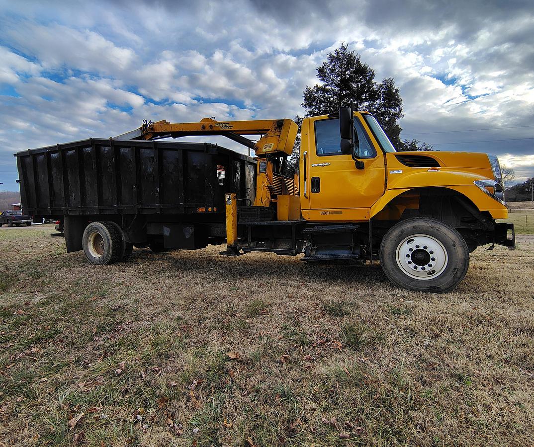 Used 2011 Petersen TL3 Lightning Loader Grapple Truck