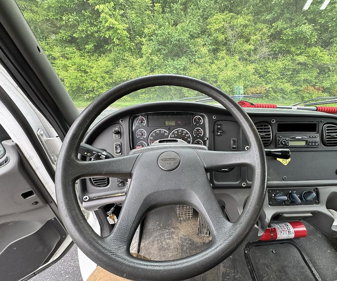 Used 2006 Freightliner M2 Flatbed