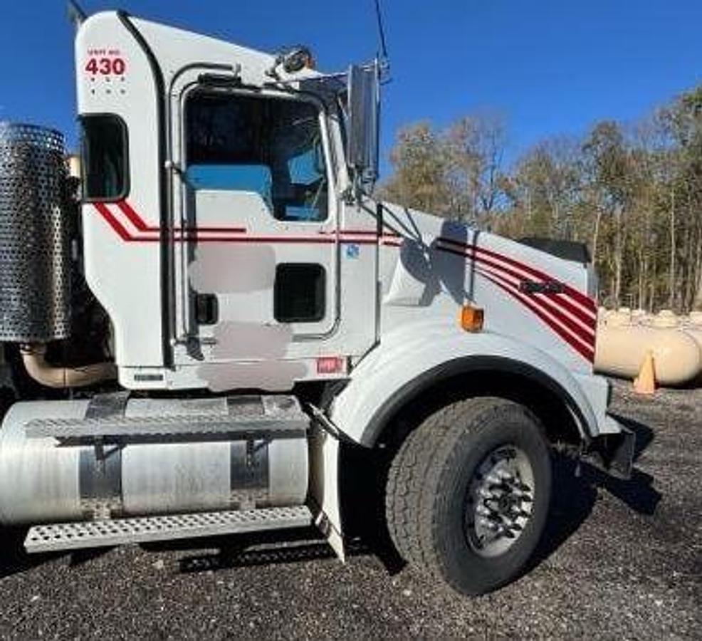 Used 2014 Kenworth T800 Day Cab