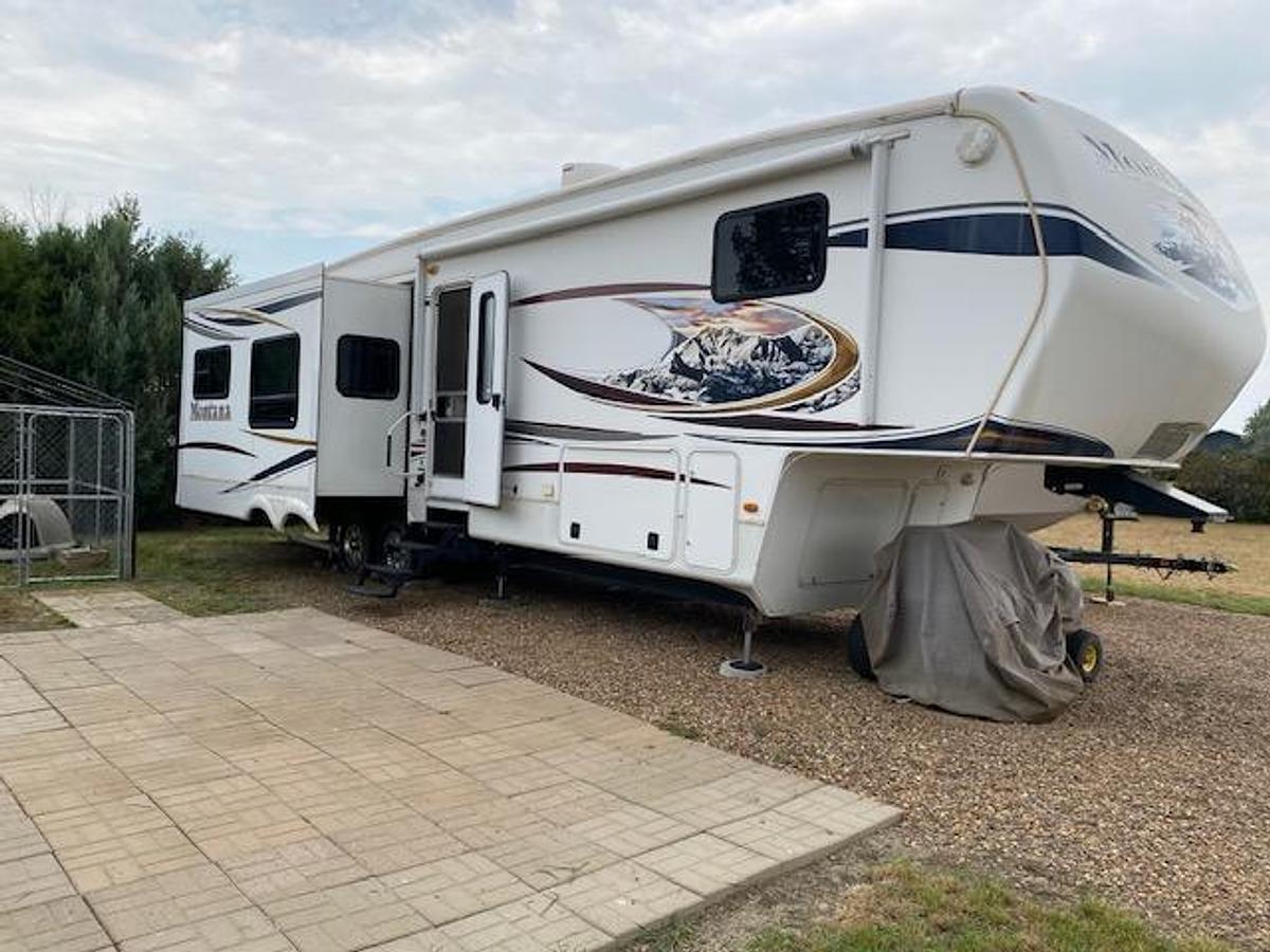 Used 2012 Keystone Montana Hickory Edition 33582RL Fifth Wheel