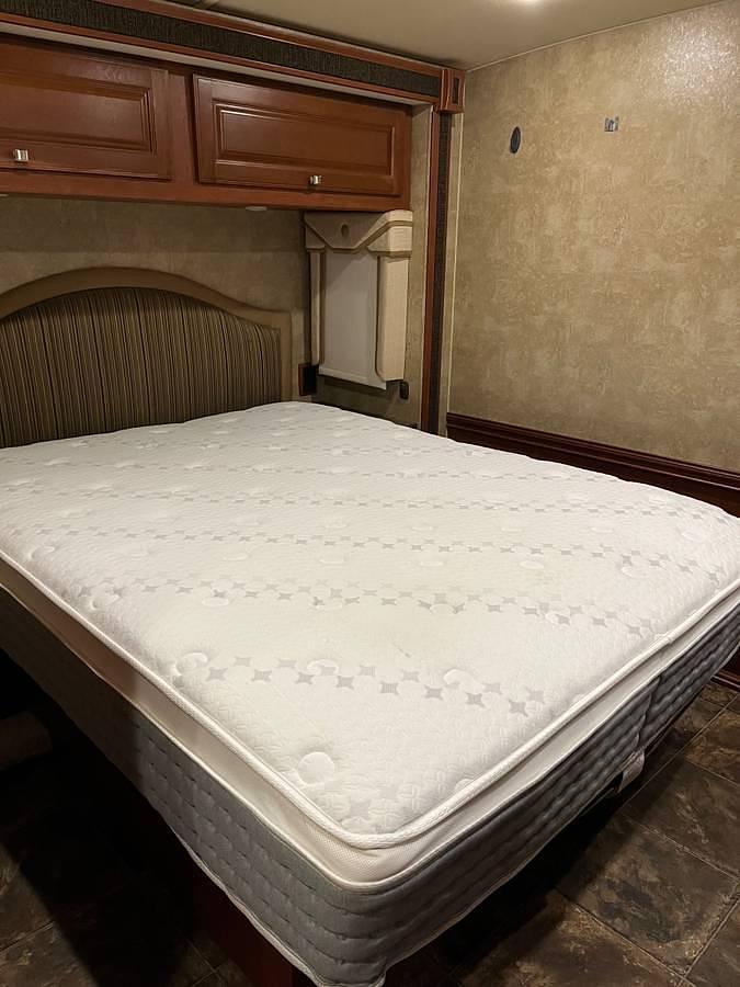 Used 2014 Winnebago Sightseer M33C Class A Motorhome