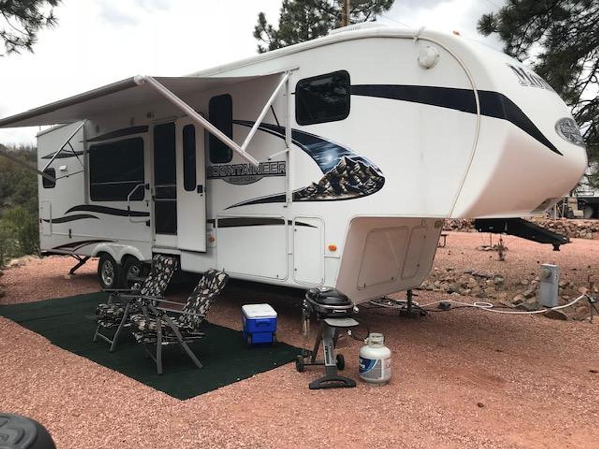 Used 2010 Keystone Montana Mountaineer Fifth Wheel
