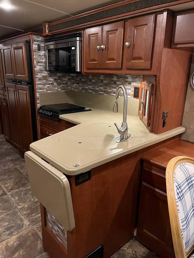 Used 2014 Winnebago Sightseer M33C Class A Motorhome