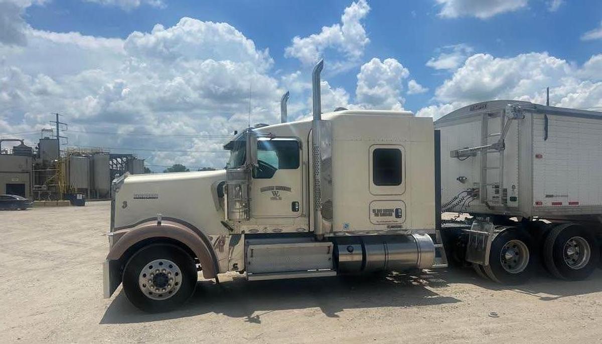 Used 2013 KENWORTH W900 Conventional Sleeper Semi