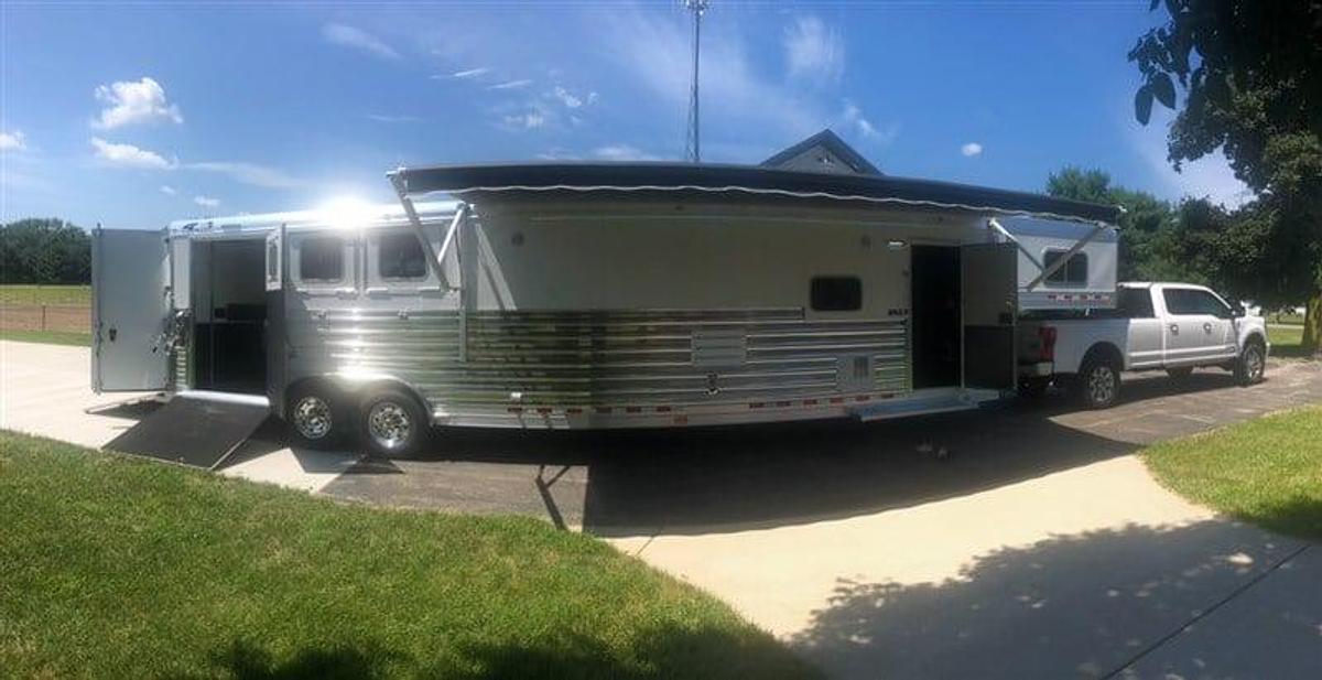 Used 2020 4 Star 3 Horse w/ Living Quarters
