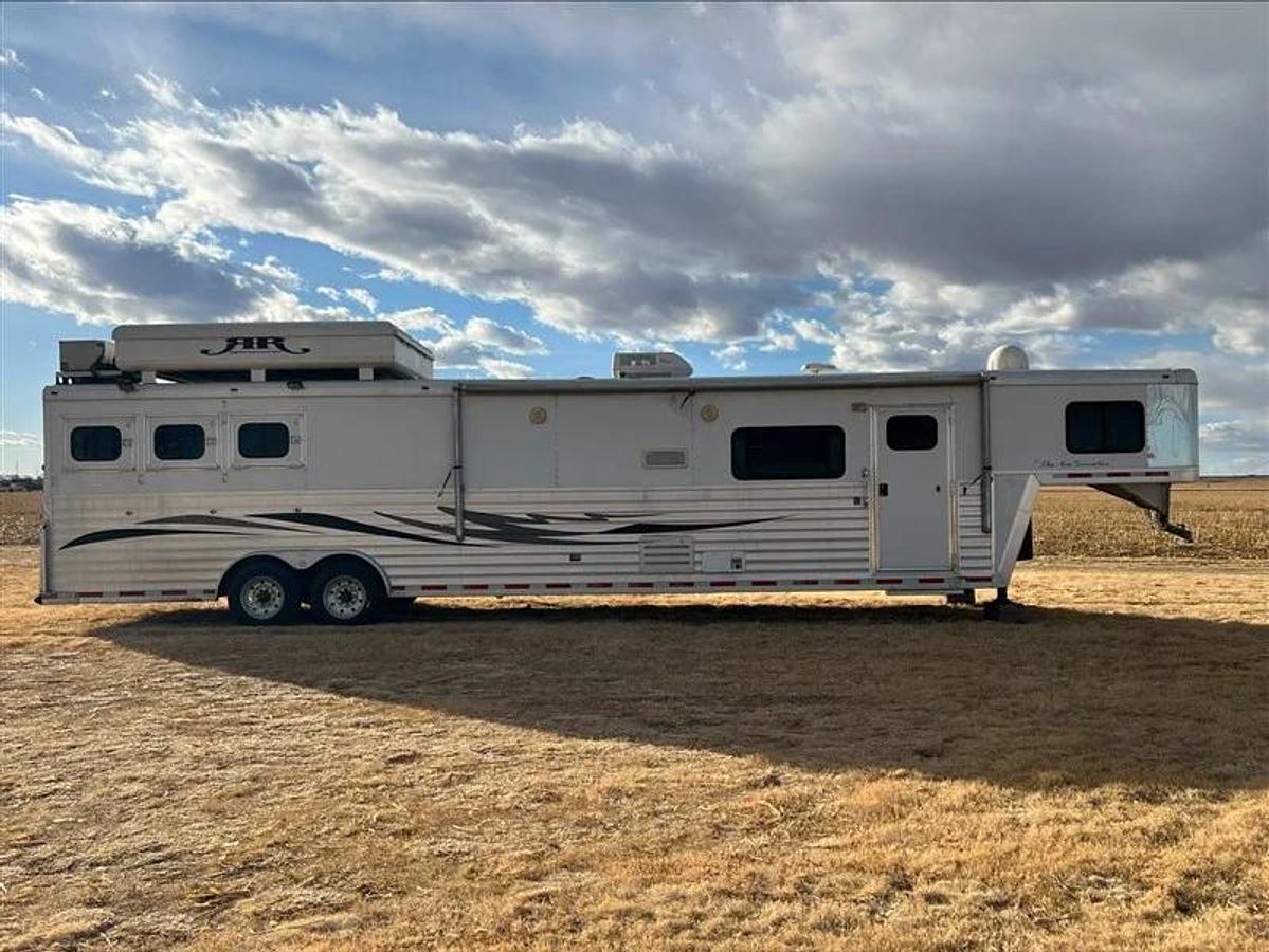 Used 2004 Bloomer 3 Horse