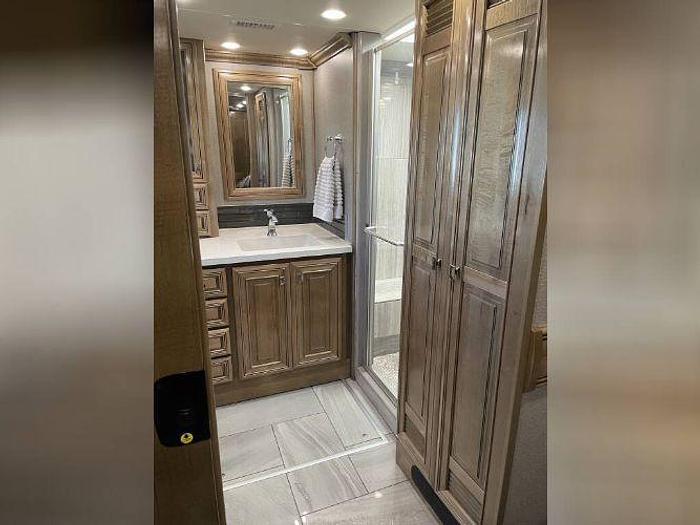 Used 2019 Fleetwood Discovery LXE 40M