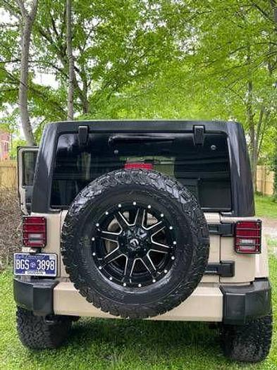 Used 2016 JEEP Wrangler Unlimited Sahara