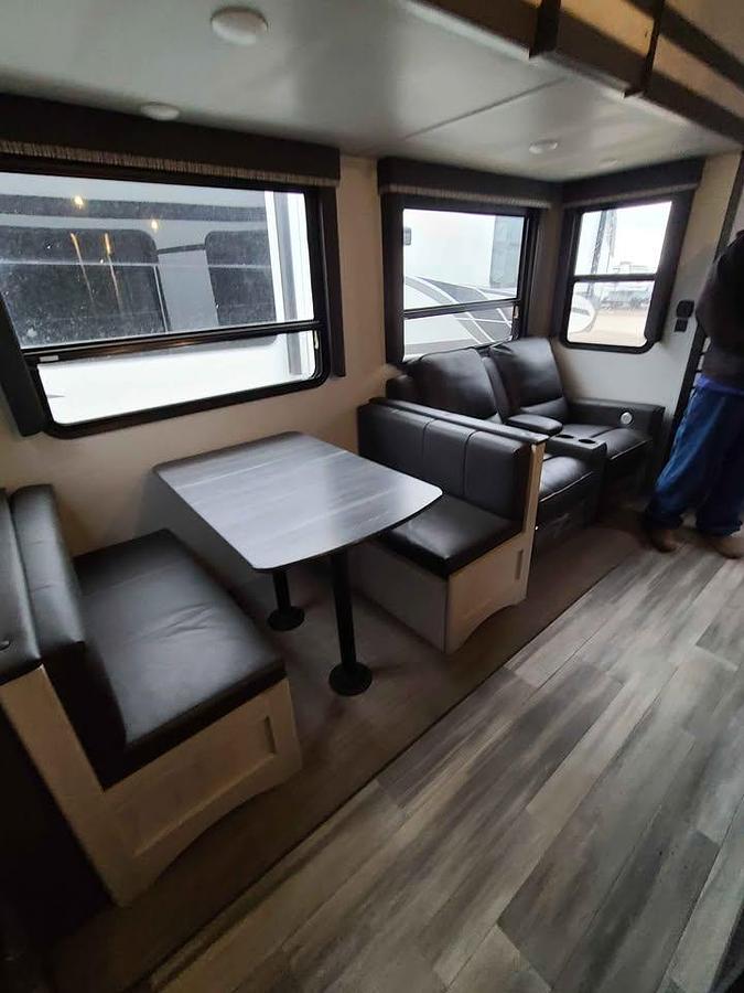 Used 2021 Keystone Sprinter Limited 3620FWLBH Fifth Wheel – Bunkhouse – Washer & Dryer – Custom Skirting – Full-Time Ready