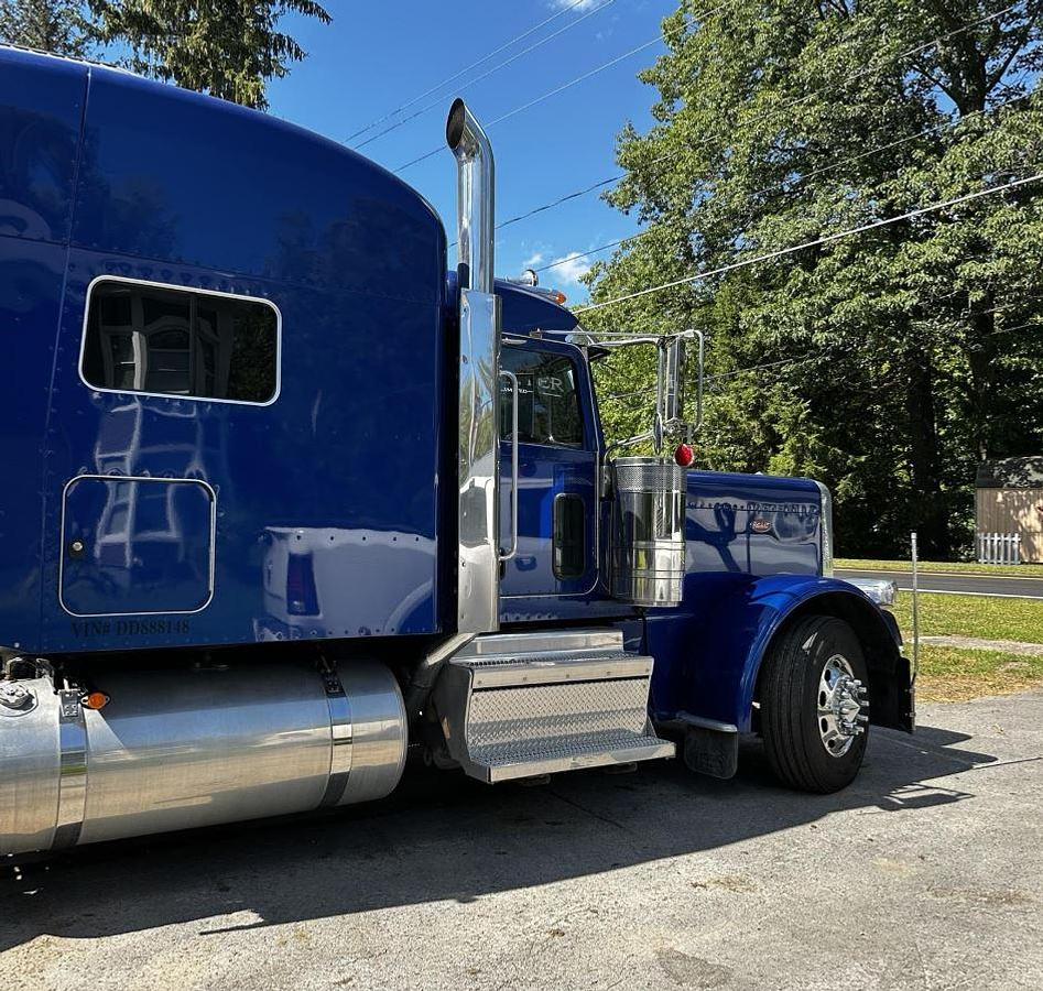 Used 2023 PETERBILT 389 Conventional Sleeper Semi
