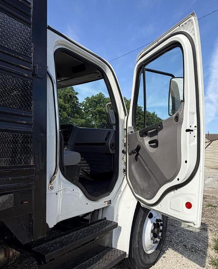Used 2019 Freightliner Business Class M2 106