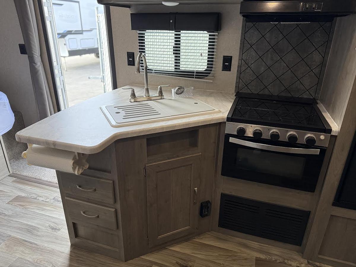 Used 2020 Palomino Puma Light XLE 29FQC Travel Trailer Toy Hauler