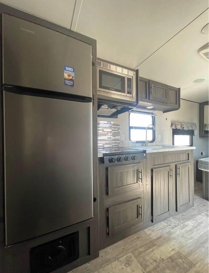 Used 2020 Shasta Oasis 18FQ Travel Trailer