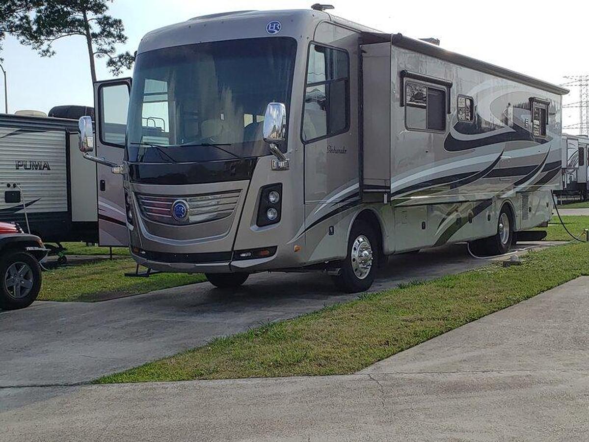 Used 2014 Holiday Rambler Ambassador 38PFT Class A Diesel Motorhome • King Bed • Washer/Dryer