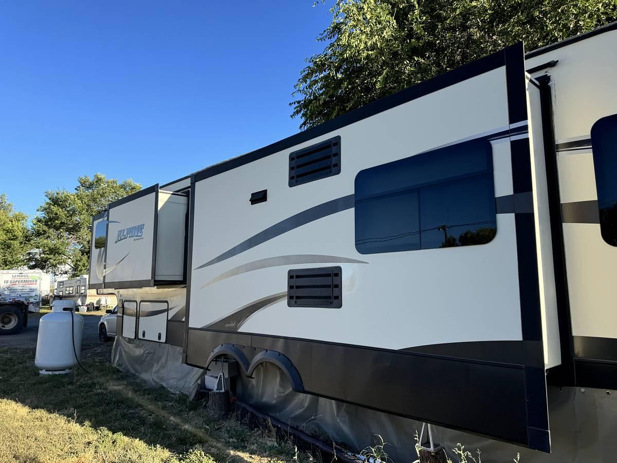 Used 2014 Keystone Alpine 3590RS Fifth Wheel