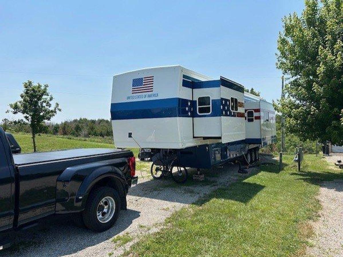 Used 2022 Space Craft V405 Fifth Wheel