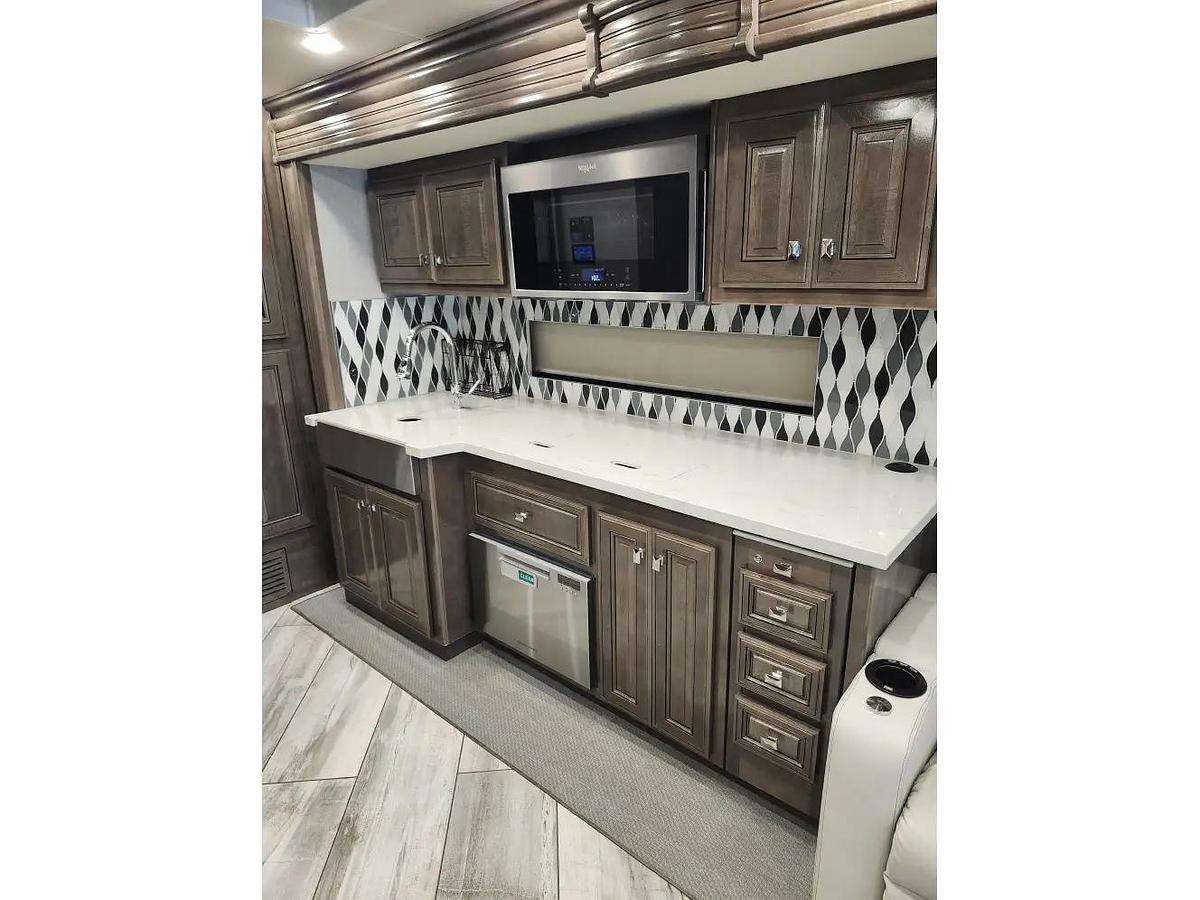 Used 2022 Fleetwood Discovery Lxe 44s