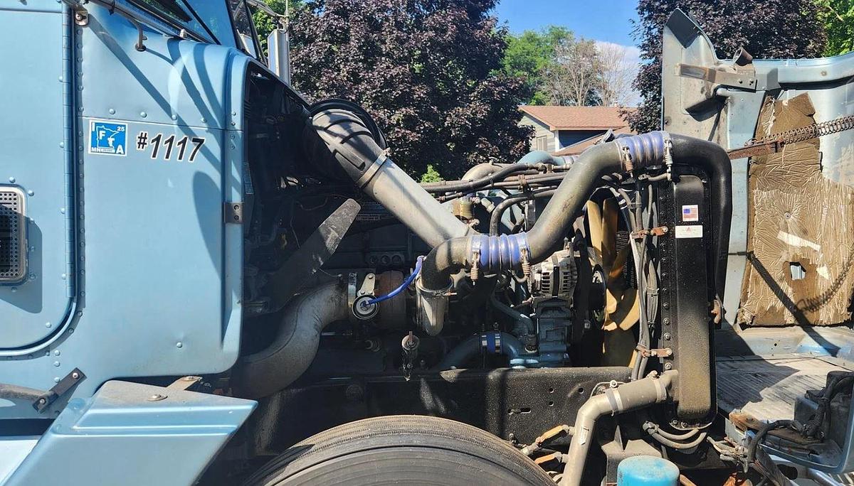 Used 1999 FREIGHTLINER FLD120 Conventional Sleeper Semi