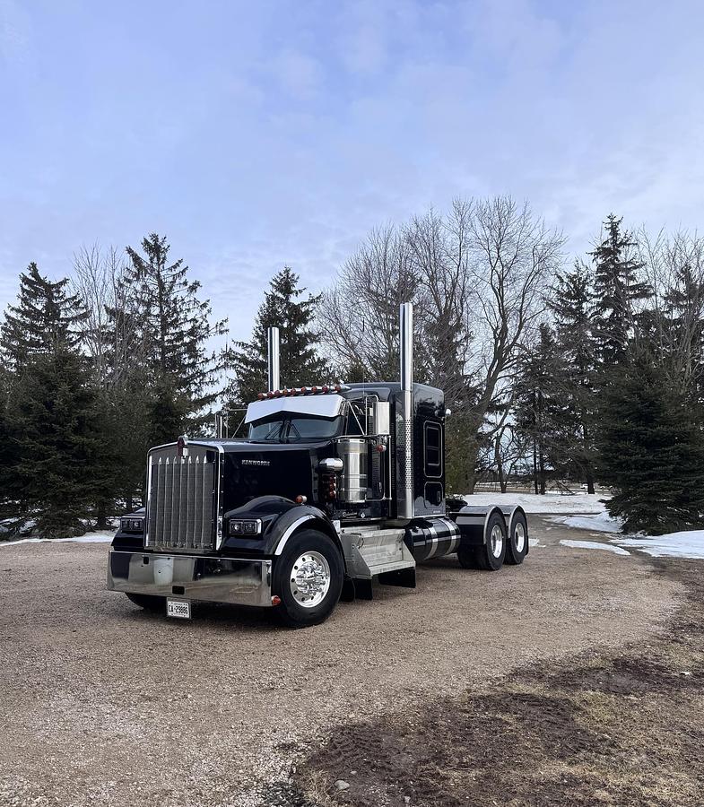 Used 2025 Kenworth W900 Sleeper Semi Truck 565 HP Cummins