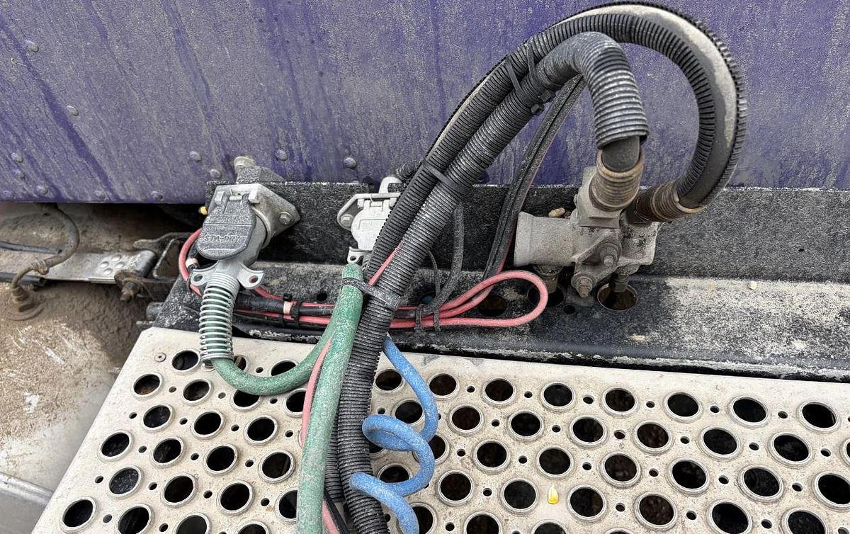 Used 2005 KENWORTH W900L Conventional Sleeper Semi Truck