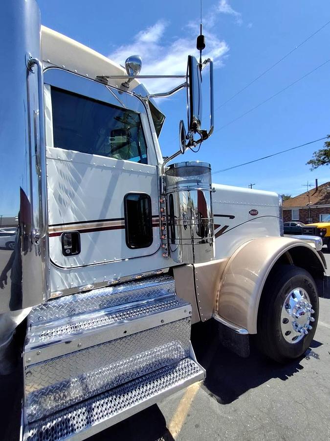 Used 2015 Peterbilt 389 Sleeper Semi Truck