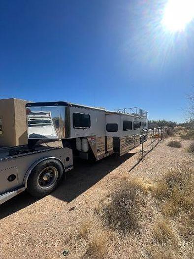 Used 2015 Sundowner Signature Series with Living Quarters