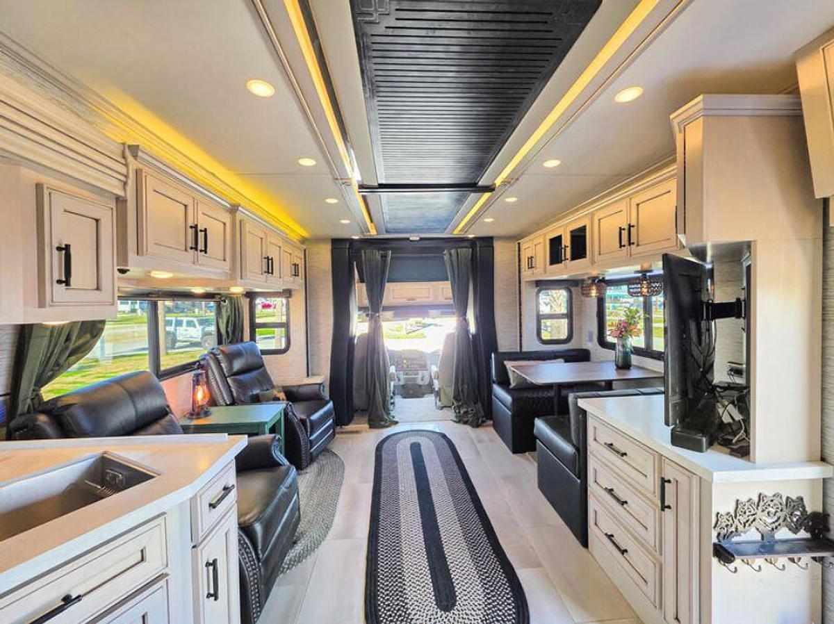 Used 2021 Newmar Super Star 4061