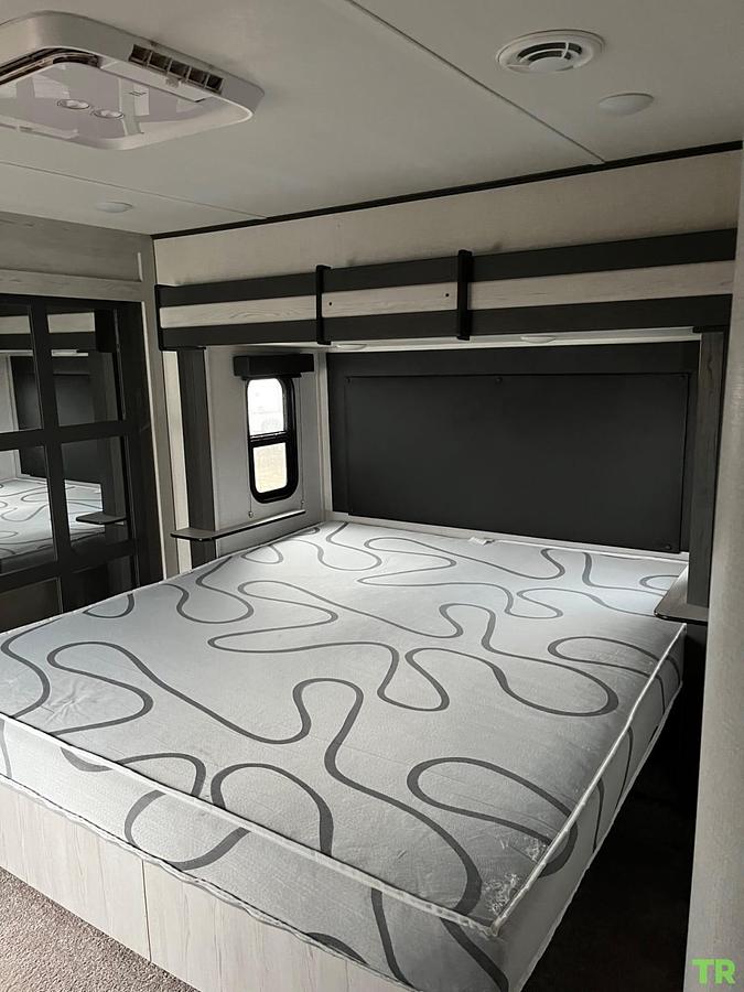 Used 2021 Keystone Sprinter Limited 3620FWLBH Fifth Wheel – Bunkhouse – Washer & Dryer – Custom Skirting – Full-Time Ready