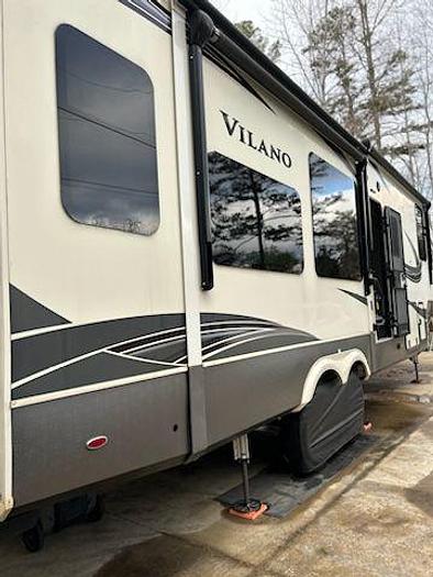 Used 2021 Vanleigh Vilano 320GK and 2017 Dodge RAM 3500