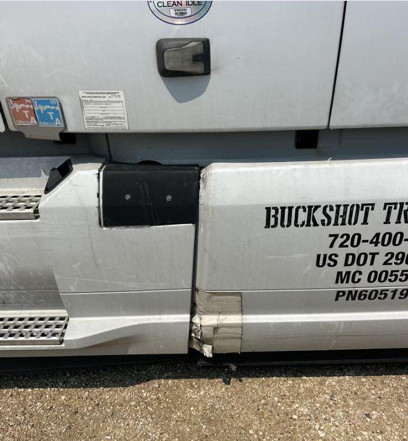 Used 2023 VOLVO VNL64T760 Sleeper Semi Truck