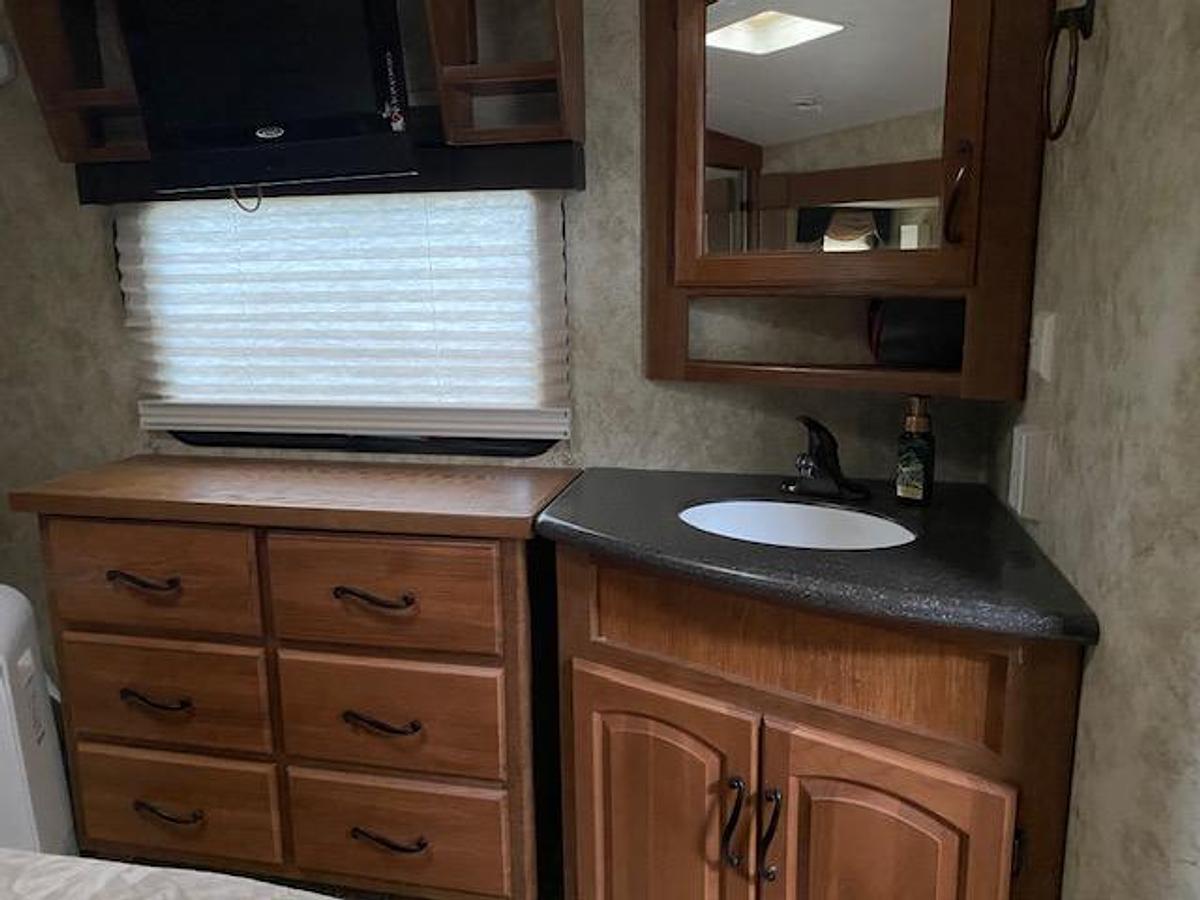 Used 2012 Keystone Montana Hickory Edition 33582RL Fifth Wheel