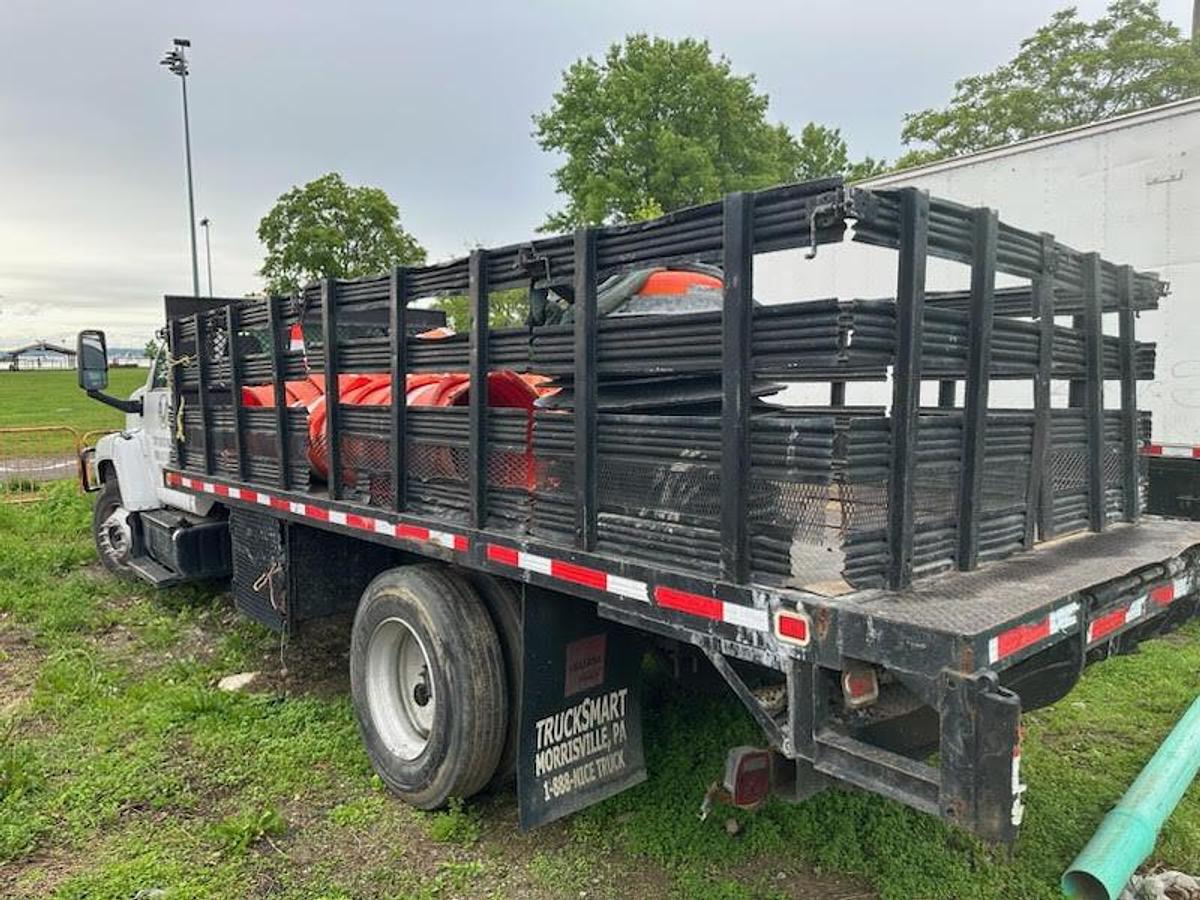 Used 2005 Chevrolet C6500 Stake Truck