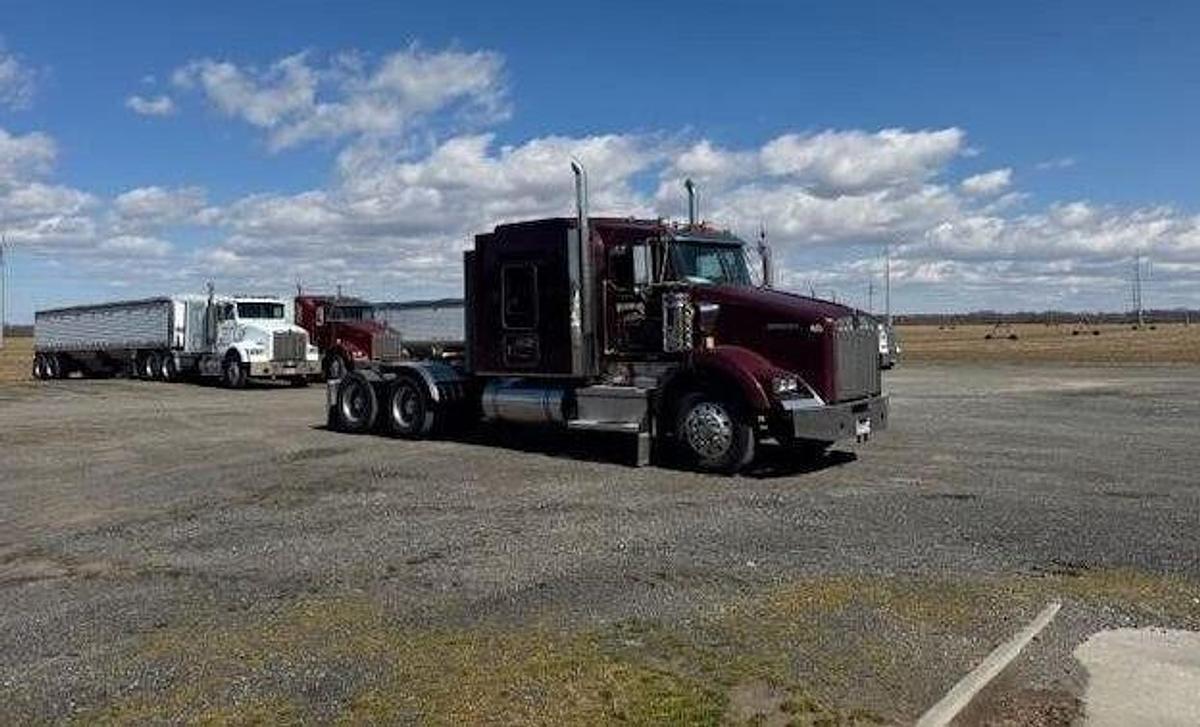 Used 2019 Kenworth T800 Conventional Sleeper Semi