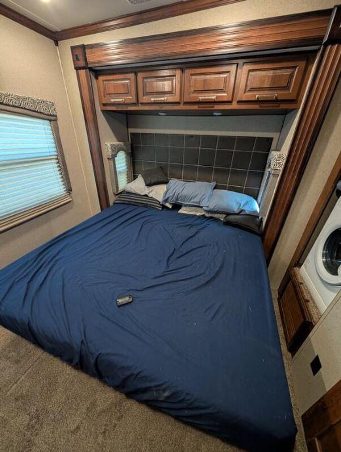 Used 2019 Keystone Alpine 3800FK