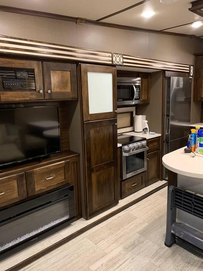 Used 2019 Vanleigh Pinecrest 305RLP