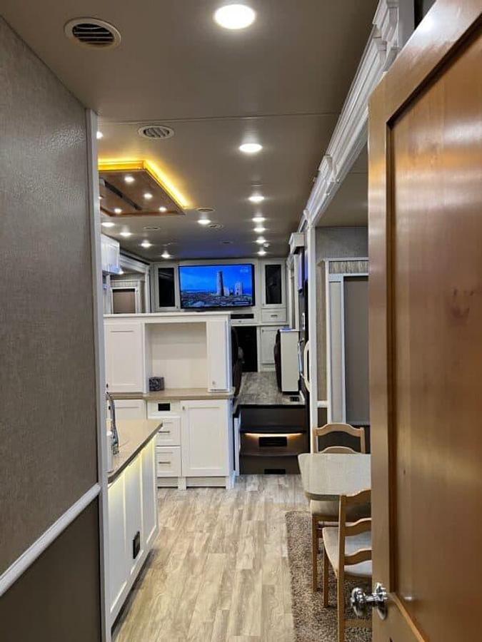 Used 2019 40' Vanleigh Vilano 375FL