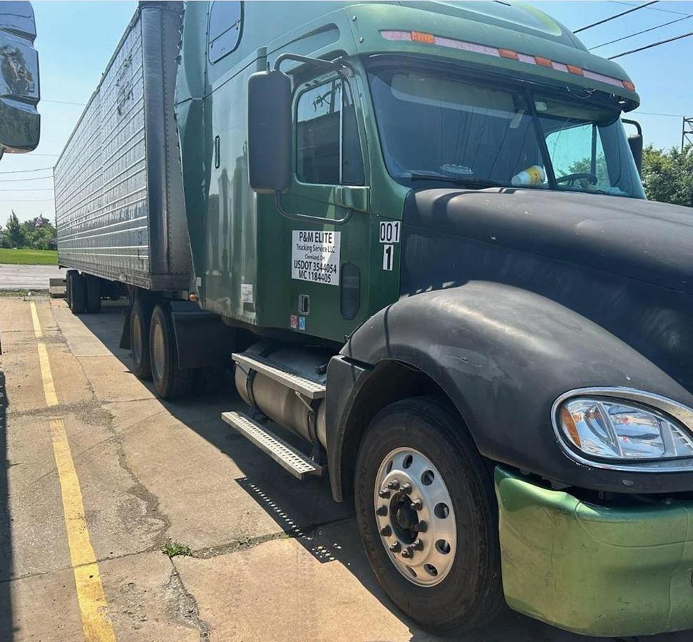 Used 2007 Freightliner Columbia 120 Semi Truck