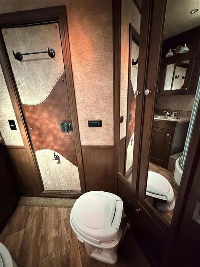 Used 2014 Sooner Legacy 312 3 Horse Gooseneck Trailer with Living Quarters