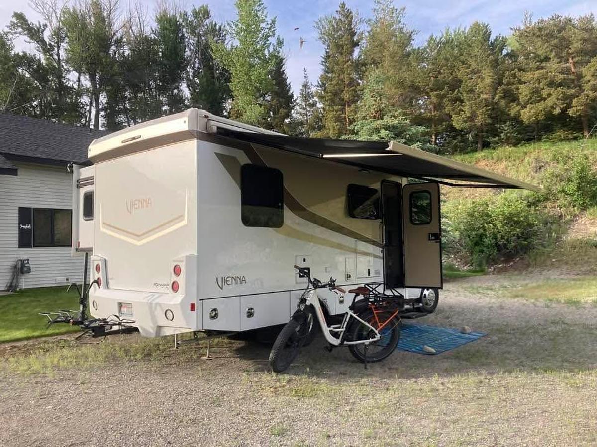 Used 2022 Renegade Vienna 25FWS