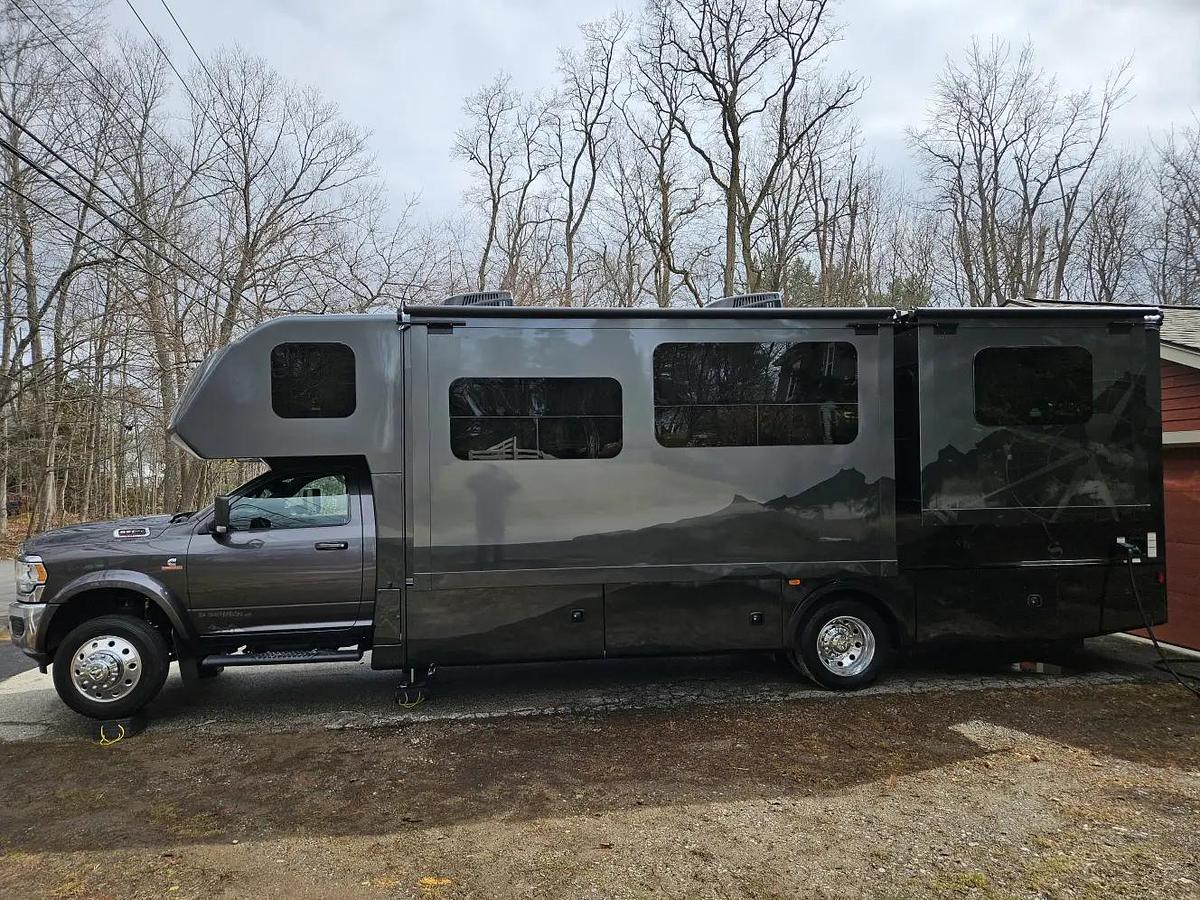 Used 2022 Dynamax Isata 5 30FW